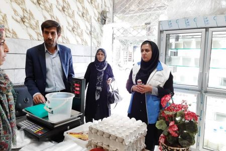 گشت مشترک کارشناسان دامپزشکی و شبکه بهداشت تاکستان از مراکز عرضه لبنیات