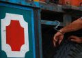 توقیف یک دستگاه کامیون با ۸۰۰ هزار دستکش در قزوین