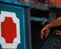 توقیف یک دستگاه کامیون با ۸۰۰ هزار دستکش در قزوین
