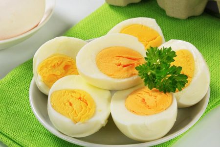 مصرف تخم مرغ خام یا عسلی به کودک ممنوع است