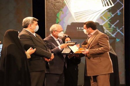 جایزه نخست پنجمین جایزه جهانی خشت طلایی تهران به شهرداری قزوین رسید