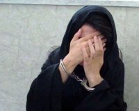 زن سارقی  که با پوشش مردانه سرقت می کرد