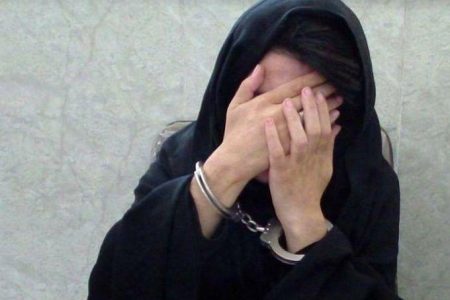 زن سارقی  که با پوشش مردانه سرقت می کرد