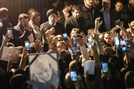 شهید جمهور حاضر بود جان خود را برای حفظ مردم نثار کند