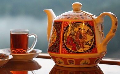 چایِ کهنه درد معده می‌آورد