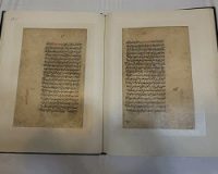 رونمایی از نسخه خطی کتاب اهدایی رهبر شهید به کتابخانه حرم رضوی
