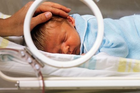 عواملی که در مرگ نوزادان مؤثر است