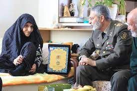 اهداء نشان فداکاری ارتش به مادر شهید دفاع مقدس