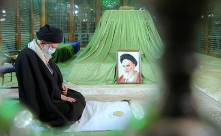 حضور رهبر انقلاب در حرم امام (ره) در آستانه دهه فجر حضور رهبر انقلاب در حرم امام (ره) در آستانه دهه فجر