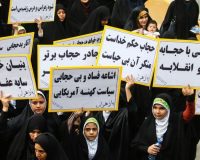 عضو شورای شهر تهران: با گل دادن به زنان بی‌حجاب، کاری از پیش نمی‌رود
