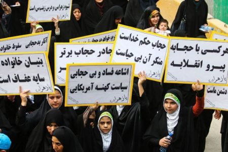 عضو شورای شهر تهران: با گل دادن به زنان بی‌حجاب، کاری از پیش نمی‌رود