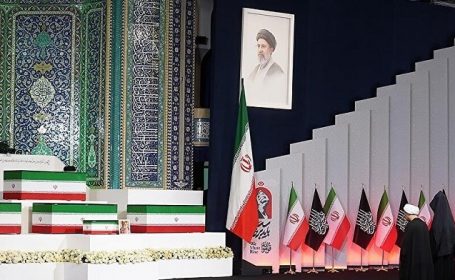 ادای احترام به پیکر مطهر رهبر شهید انقلاب؛ حضرت آیت الله العظمی خامنه ای(ره) ادای احترام به پیکر مطهر رهبر شهید انقلاب؛ حضرت آیت الله العظمی خامنه ای(ره)