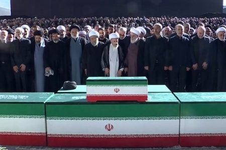 عالمیان ! مصلی محشر به پا شده است