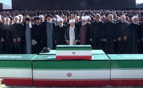 عالمیان ! مصلی محشر به پا شده است عالمیان ! مصلی محشر به پا شده است